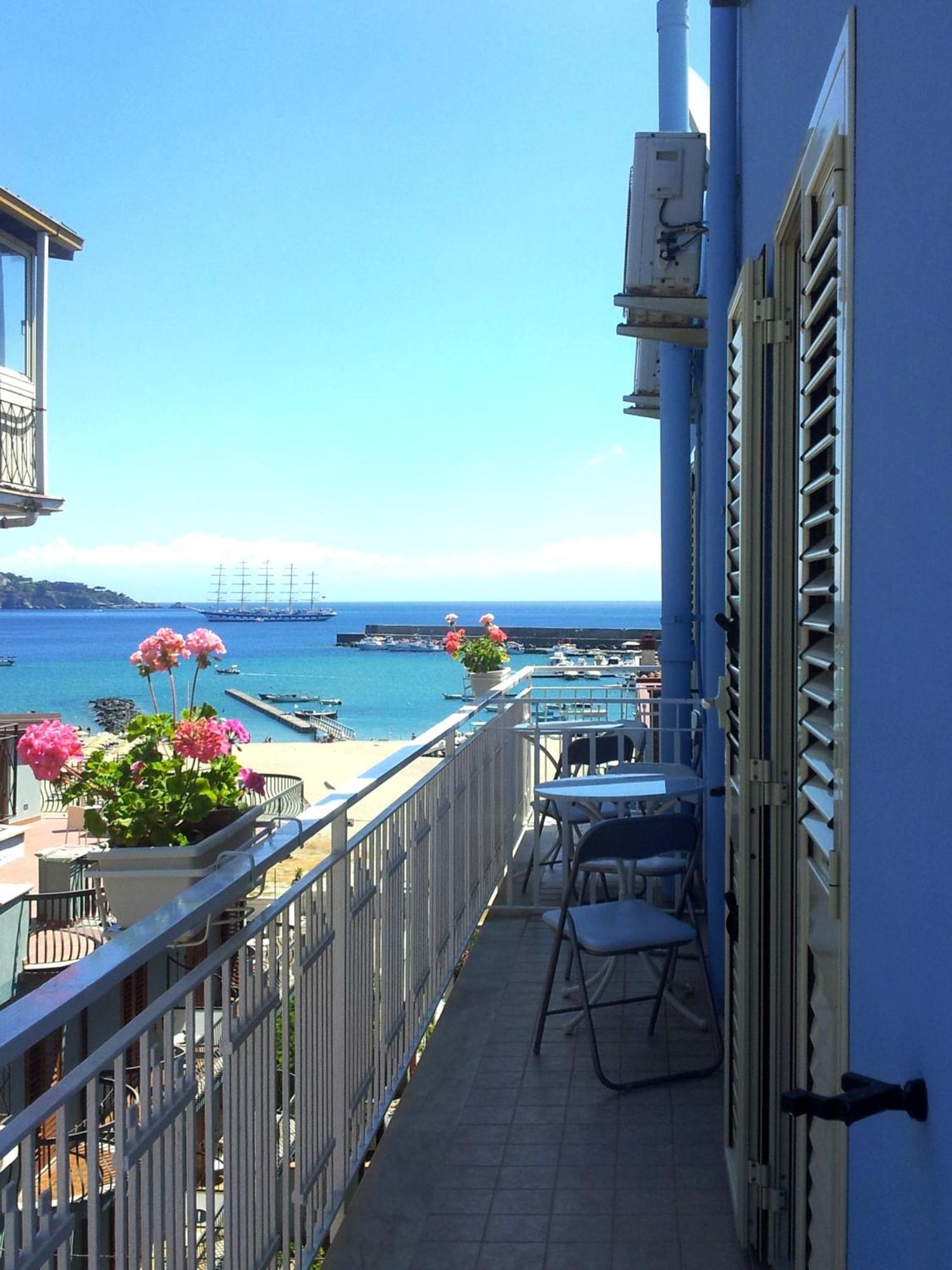 Camera Tripla con Vista Mare